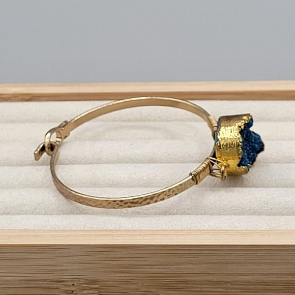 Blue Green Quartz Geode Bangle Bracelet Textured Gold Tone Band Hook Close Sz 6 - Picture 3 of 7